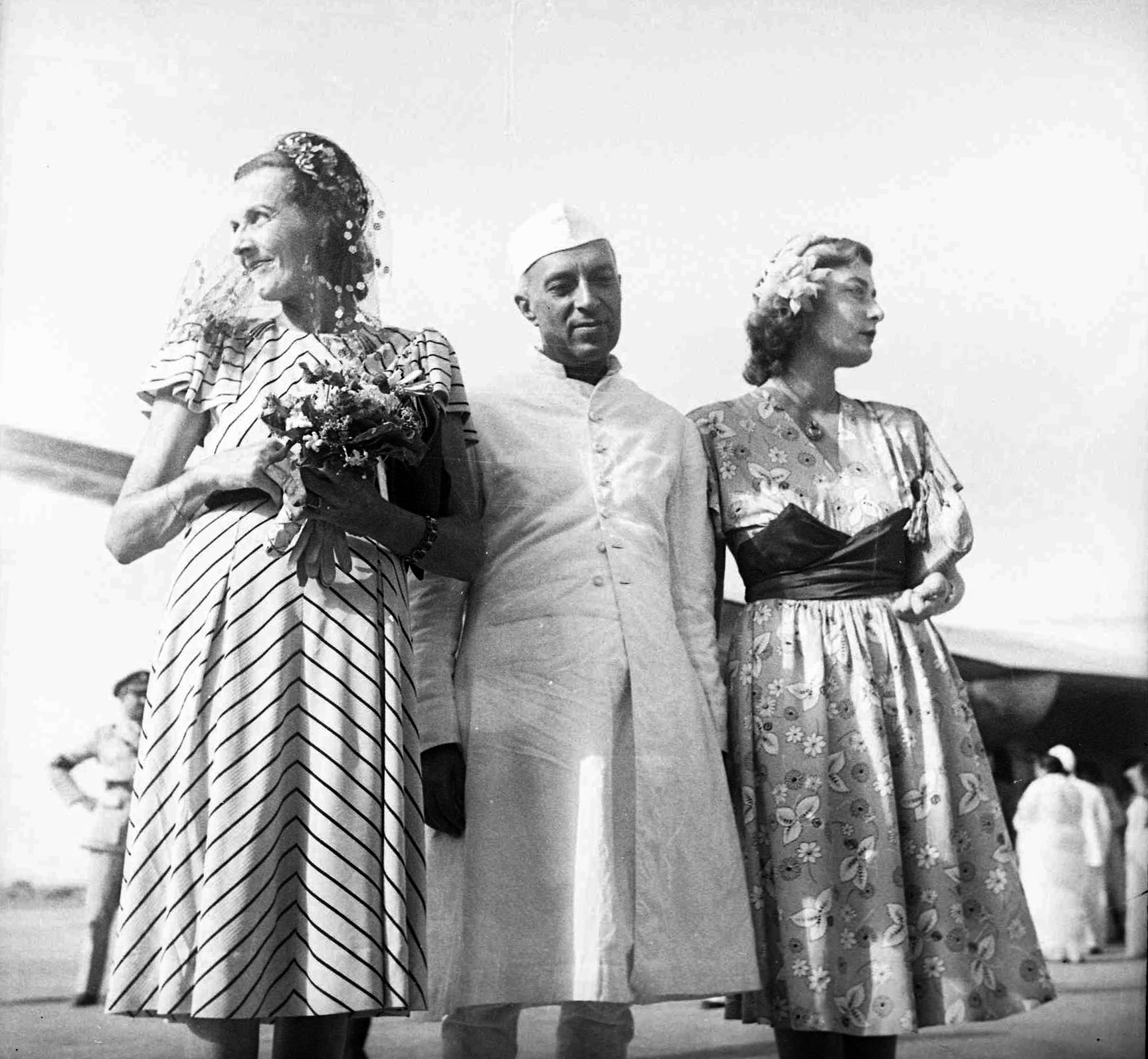 NEHRU WITH EDWINA AND PAMELA MOUNTABTTEN AT PALAM,1948.